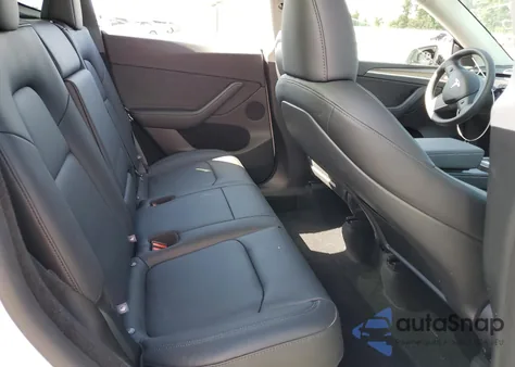 2025 Tesla Model Y z USA, uszkodzony, nr VIN 7SAYGDED3SA378674